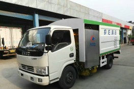 東風(fēng)多利卡高速護(hù)欄清洗車(chē)